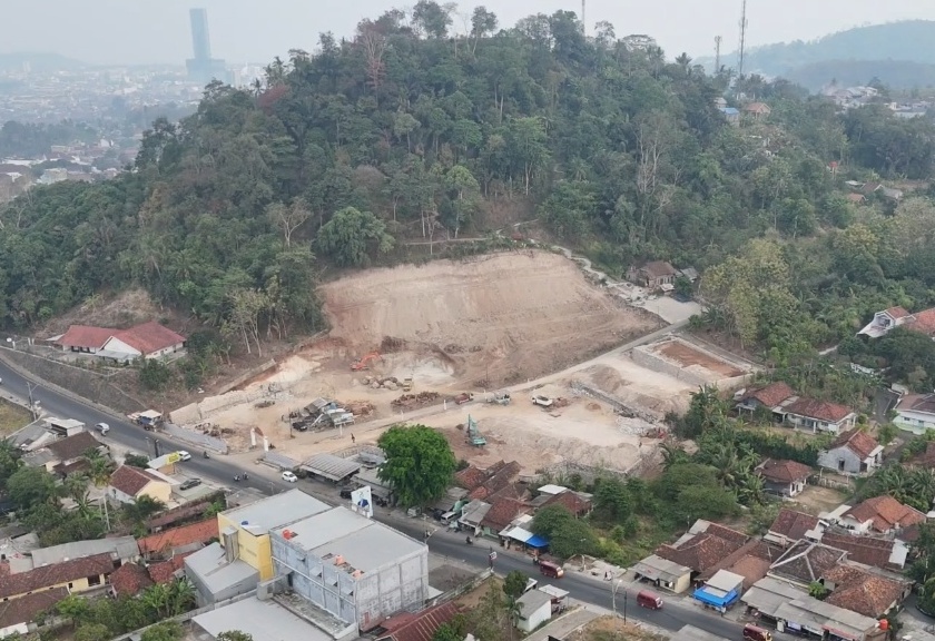 Bukit Gunung Kucing Nyaris Setengah Hilang, Proyek Perumahan Angkasa Land Disorot DPRD dan Warga