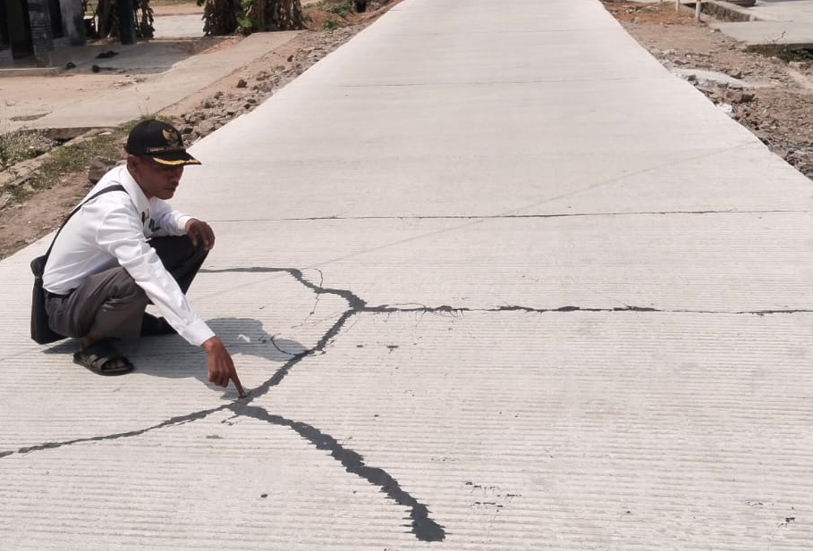 Proyek Jalan Beton Rp2,4 Miliar di Lampung Selatan Dikeluhkan Warga, Rabat Beton Patah dan Diduga Tanpa Lantai Kerja