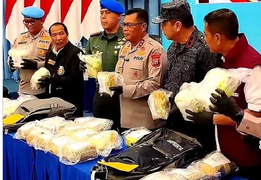 Oknum TNI dan Keponakan Dibekuk Polda Riau, 46,9 Kg Sabu Senilai Rp84,4 Miliar Disita