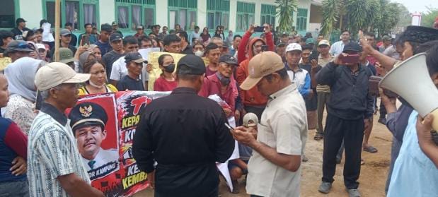 Ratusan Warga Onoharjo Lampung Tengah Gelar Demo Desak Kakam Mundur