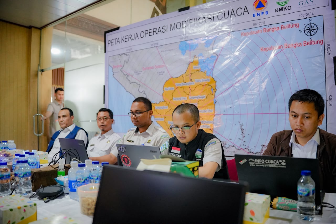 Gubernur Mirza Pastikan Penanganan Karhutla Berjalan Terpadu, Modifikasi Cuaca Diperkuat Water Bombing