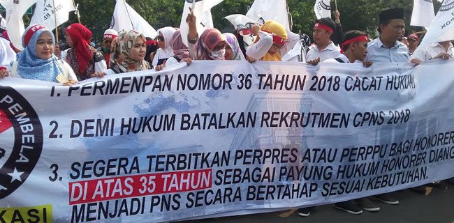 Demo Depan Istana Negara, Guru Honorer: Jokowi Bohong!