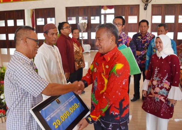 Walikota dan Ketua DPRD Kota Metro Serahkan Bantuan Rumah Ibadah