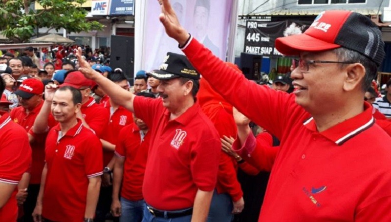 Puluhan Ribu Warga Merahkan Jalan Sehat Tugu Adipura