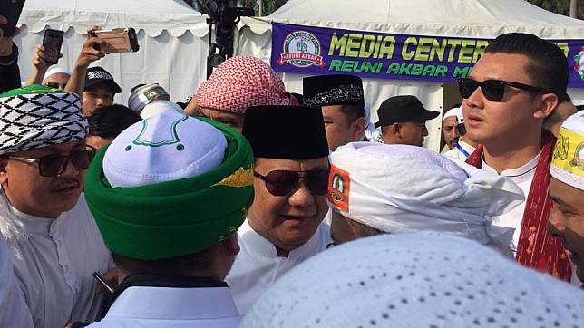 Peserta Aksi Reuni 212 Sambut Kedatangan Prabowo