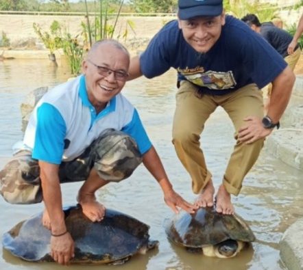 Dua Kepala Dinas “Aniaya” Kura Kura, Narsis Berdiri Dipunggung Kura Kura Kena Sangsi Teguran