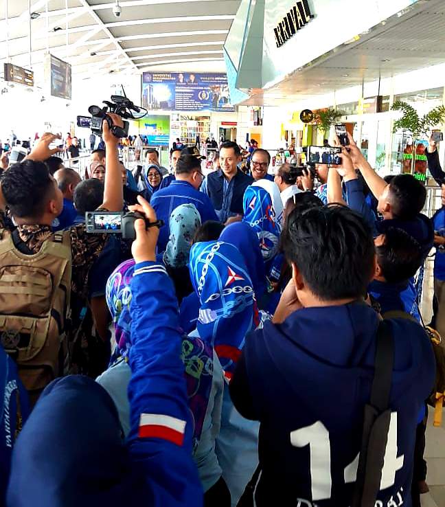 Agus Harimurti Yudhoyono dan Rombongan Tiba di Bandara Hasanuddin