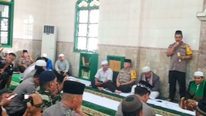 Kapolda Sumut Laksanakan Safari Jumat di Masjid Jami Serta Bagikan Sembako