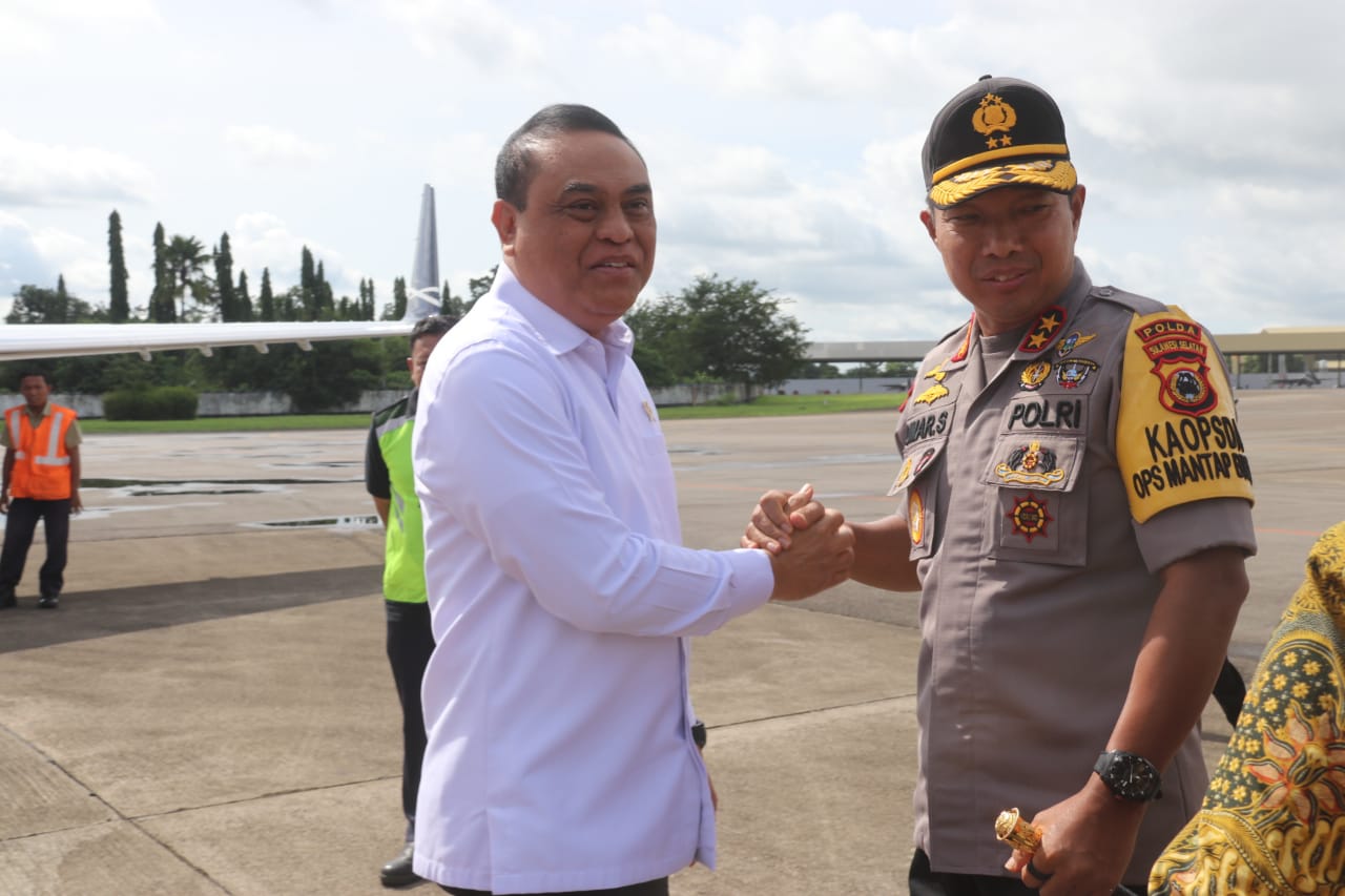 Tiba di Makassar, Kapolda Sulsel Jemput Menpan RB