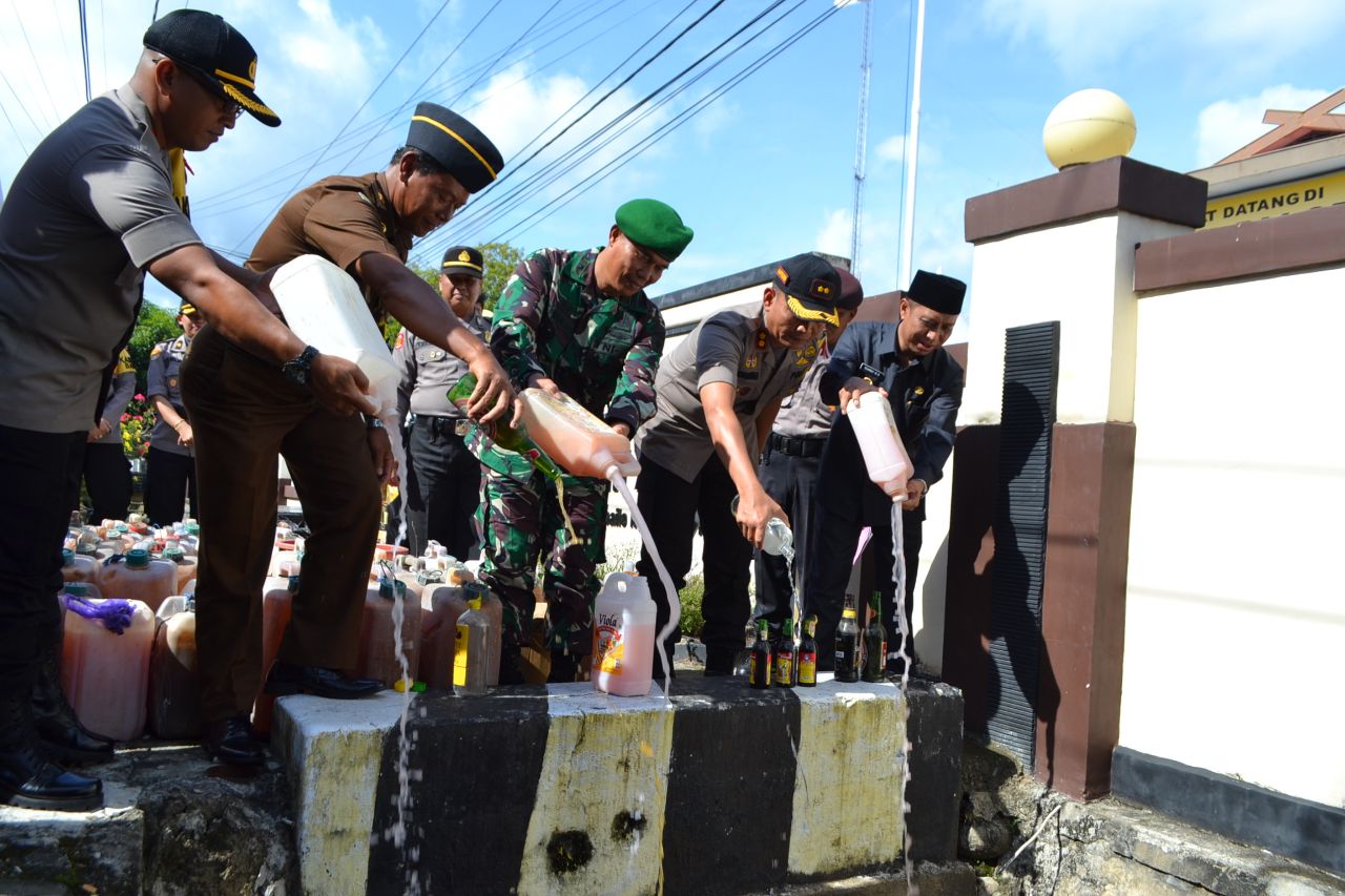 Apel Pasukan Ops Lilin 2018, Petugas Gabungan Musnahkan Ratusan Miras