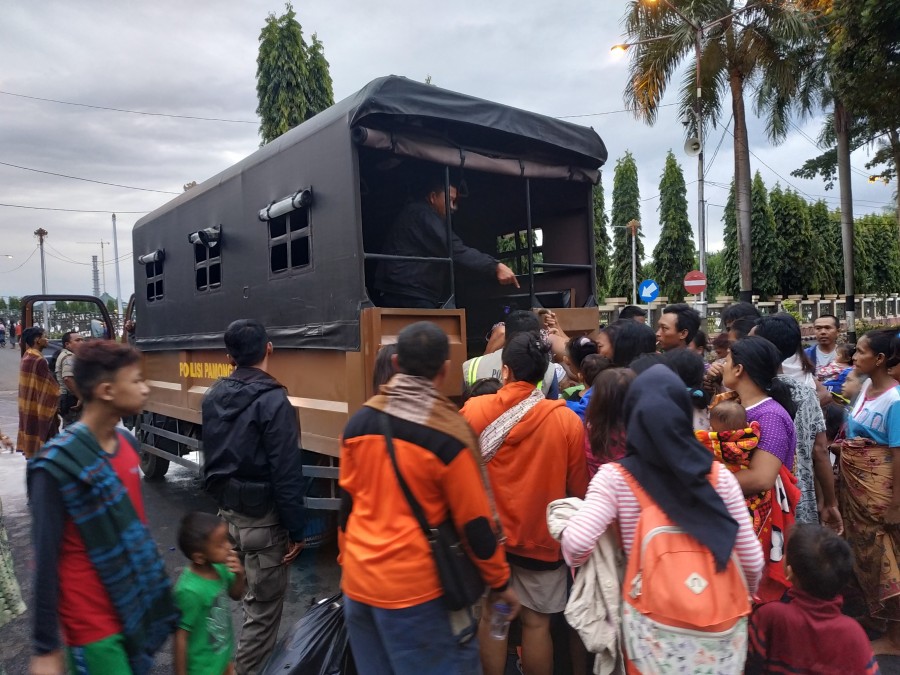 Sebagian Pengungsi Tsunami Tinggalkan Gedung Balai Keratun