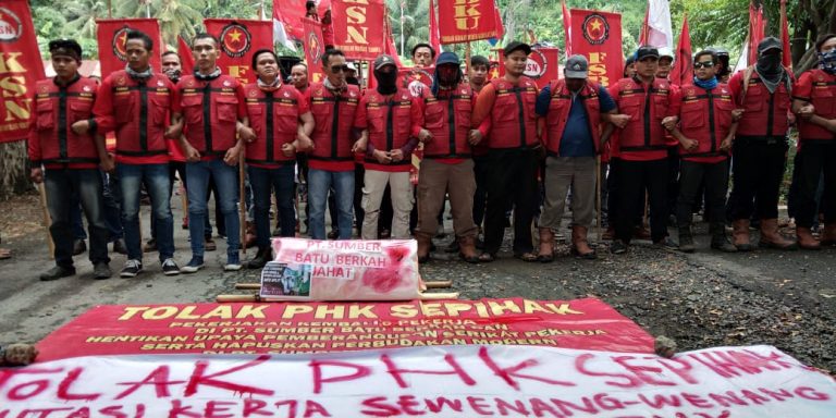 Ratusan Buruh Gelar Aksi Mogok Kerja Tolak PHK Sepihak