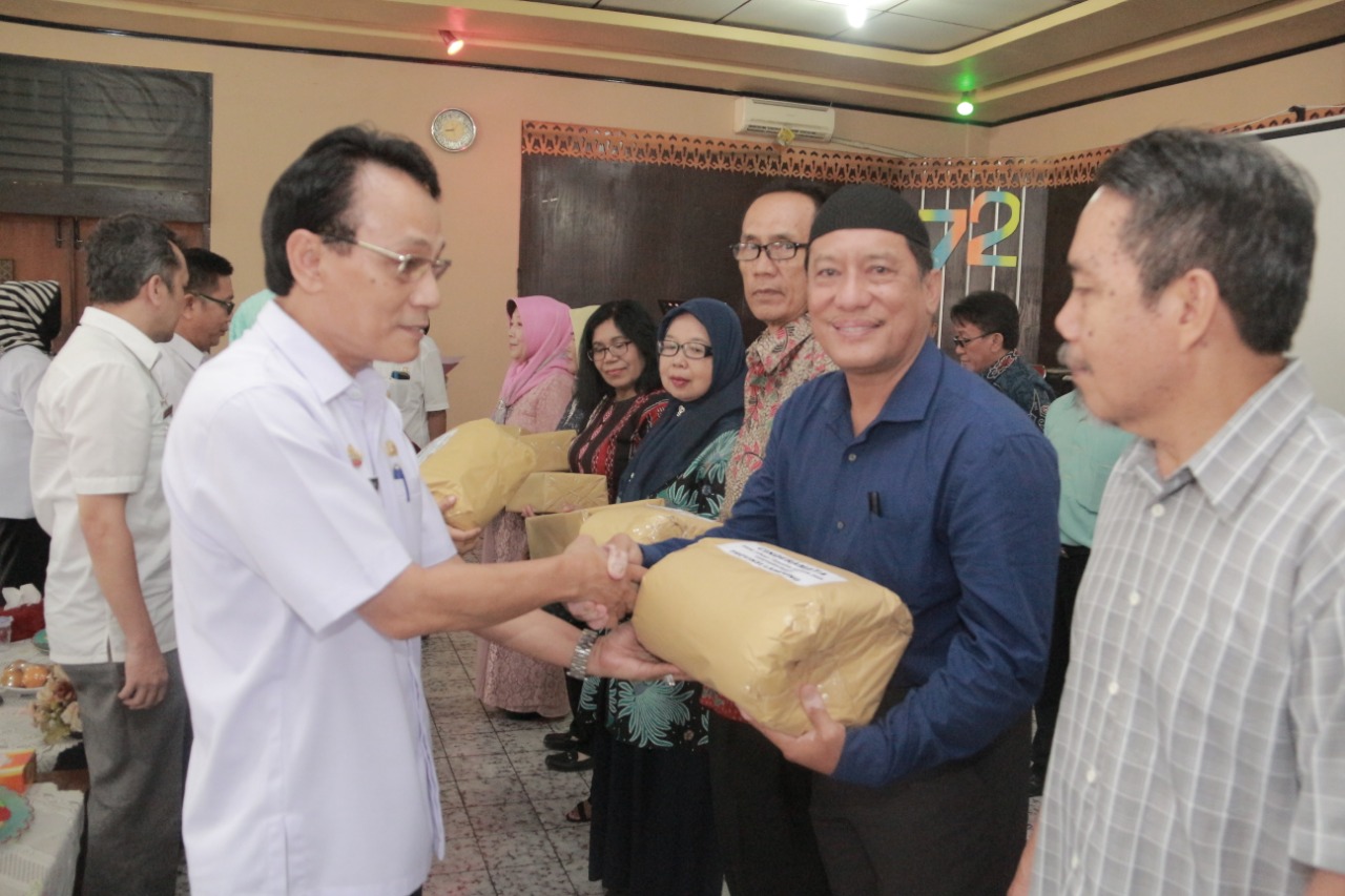 Kadisnakertrans Lukmansyah Lepas 26 PNS yang Masuk Masa Purna Bhakti