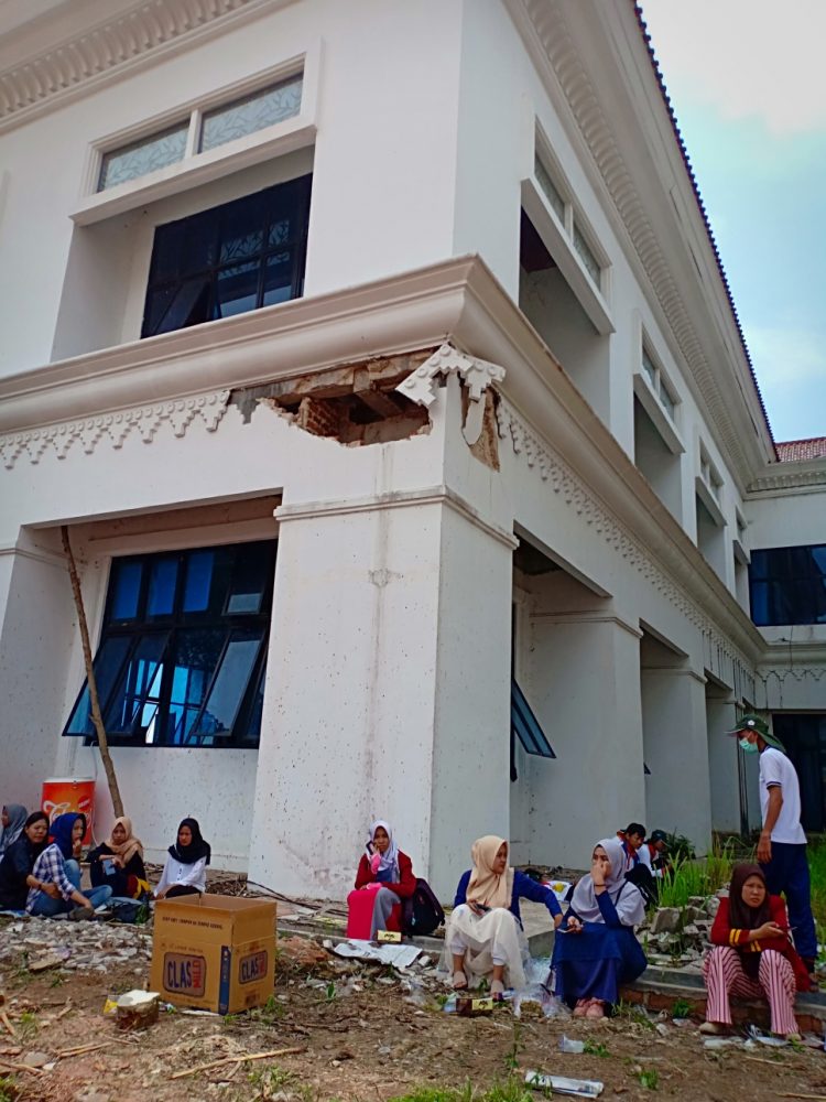 Bangunan Perkantoran di Kota Baru Terancam Ambruk