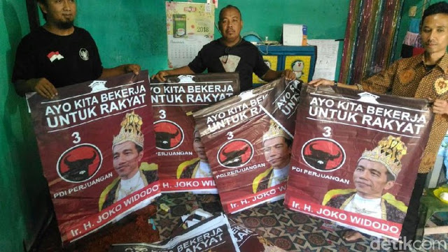 Relawan Pendukung Jokowi Temukan Gudang Penyimpanan Poster ‘Raja Jokowi’