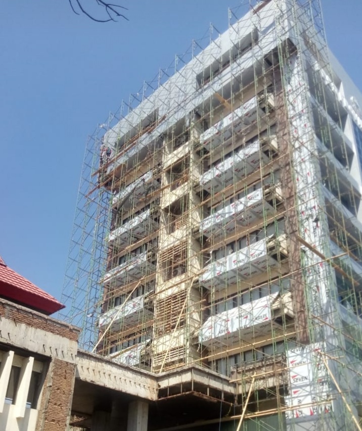 Proyek Perbaikan Dinding Tower DPRD Provinsi Sulsel Runtuh