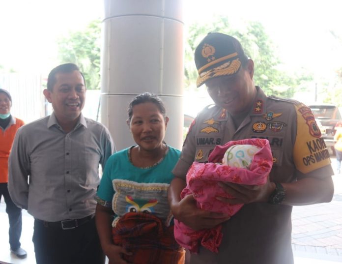 Didatangi Kapolda Sulsel, Ibu Ini Beri Nama Anaknya “Umar”