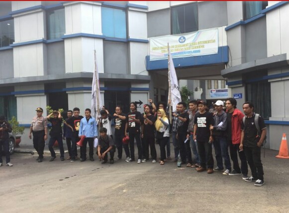 Mahasiswa Unjuk Rasa di Kantor LPMP Sulsel Terkait Dugaan Pelanggaran Proyek Wisma Dahlia