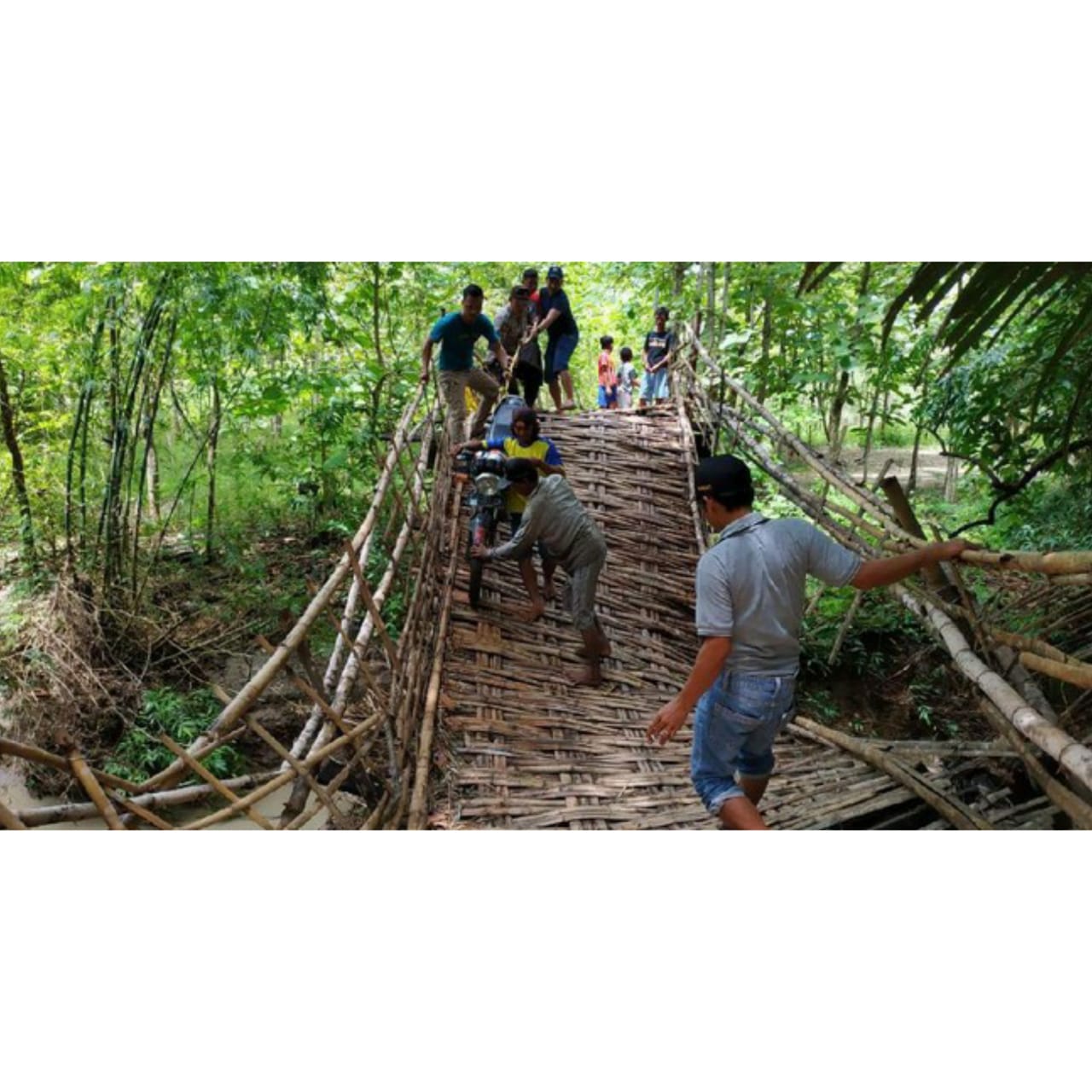 Jembatan Bambu Akses Utama Desa Bareng dan Jelu Ambruk Diterjang Banjir Bandang