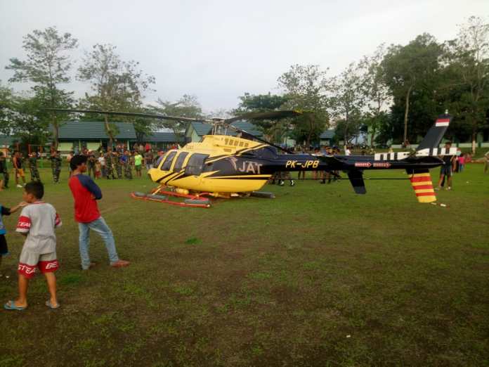 Gangguan Mesin, Helikopter PT JHonlin Air Transpor Mendarat Darurat di Lapangan Yonif 726/TML