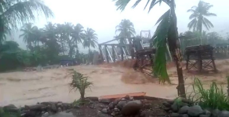 Banjir Bandang di Padang Tiga  Jembatan Beton Hanyut