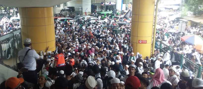 Peserta Reuni 212 Padati Stasiun Gondangdia