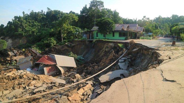 5 Rumah Warga di Kampung Jawa Tertimbun Longsor