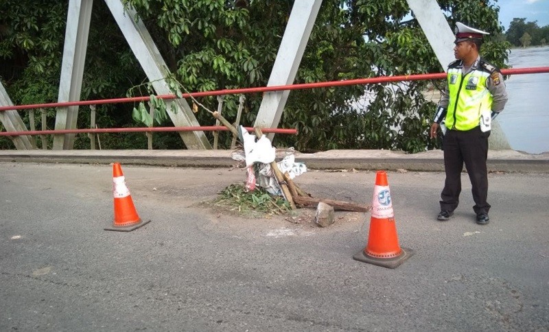 Badan Jalan Jembatan Bujung Tenuk Jalintim Ambrol Kendaraan Harus Hati Hati