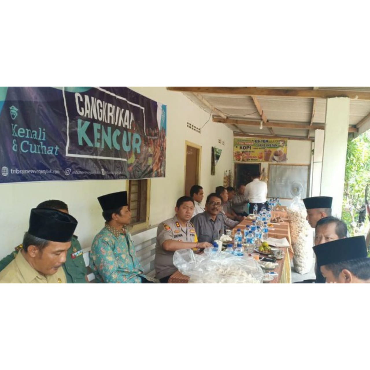 Sosialisasikan Pencegahan Berita Hoax, Polisi di Nganjuk Gelar Cangkrukan Bersama Warga