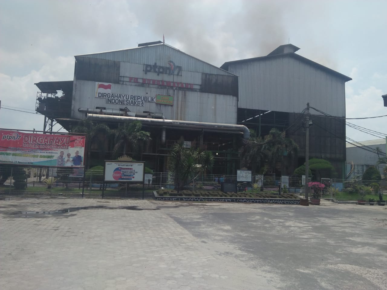 Warga Keluhkan Debu Cerobong Asap Pabrik Gula PTPN VII Bungamayang Yang Diduga Cemari Udara,