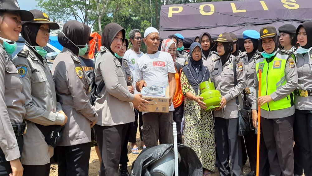 Polwan Polda Lampung Berikan Bantuan Perlatan Rumah Tangga Kepada Korban Bencana Tsunami Lampung Selatan