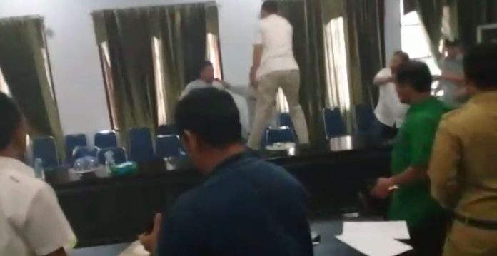 Acungkan Keris Saat RDP Ketua DPRD Kabupaten Bombana Dilaporkan ke Polisi