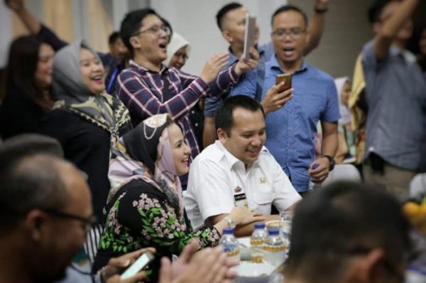 Gubernur Ridho Jamu Makan Malam Padi Reborn di Rumah Dinas