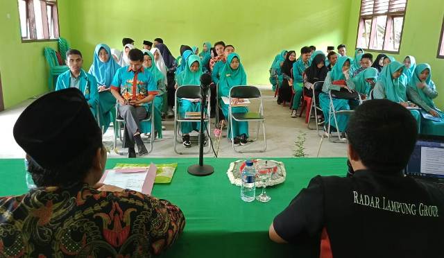 PWI – Radar Lambar Beri Pelatihan Jurnalistik di MAN 1 Lambar