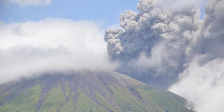 Gunung Gamalama Erupsi, Warga Diminta Waspada