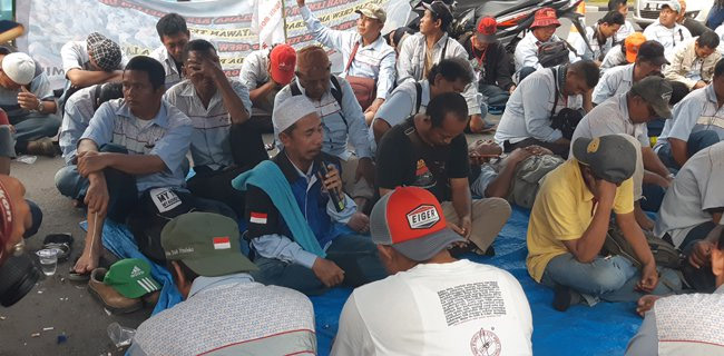 Ratusan Awak Mobil Tangki Pertamina Bermalam Didepan Kementrian BUMN