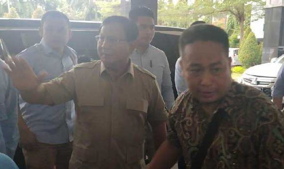 Prabowo Subianto Jenguk Ustaz Arifin Ilham di RSCM