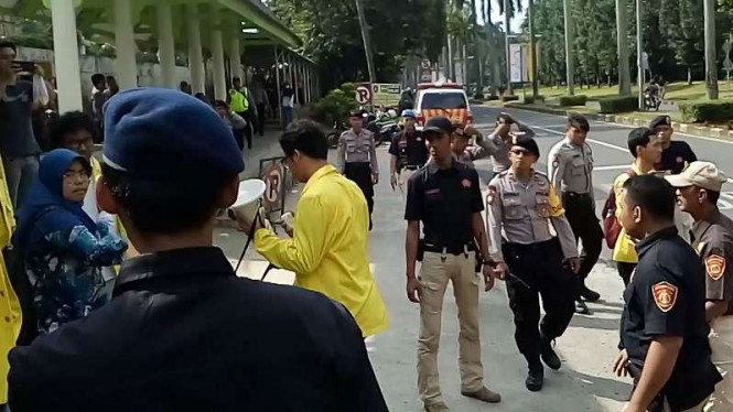 Kedatangan Jokowi Disambut Dengan Unjuk Rasa di UI