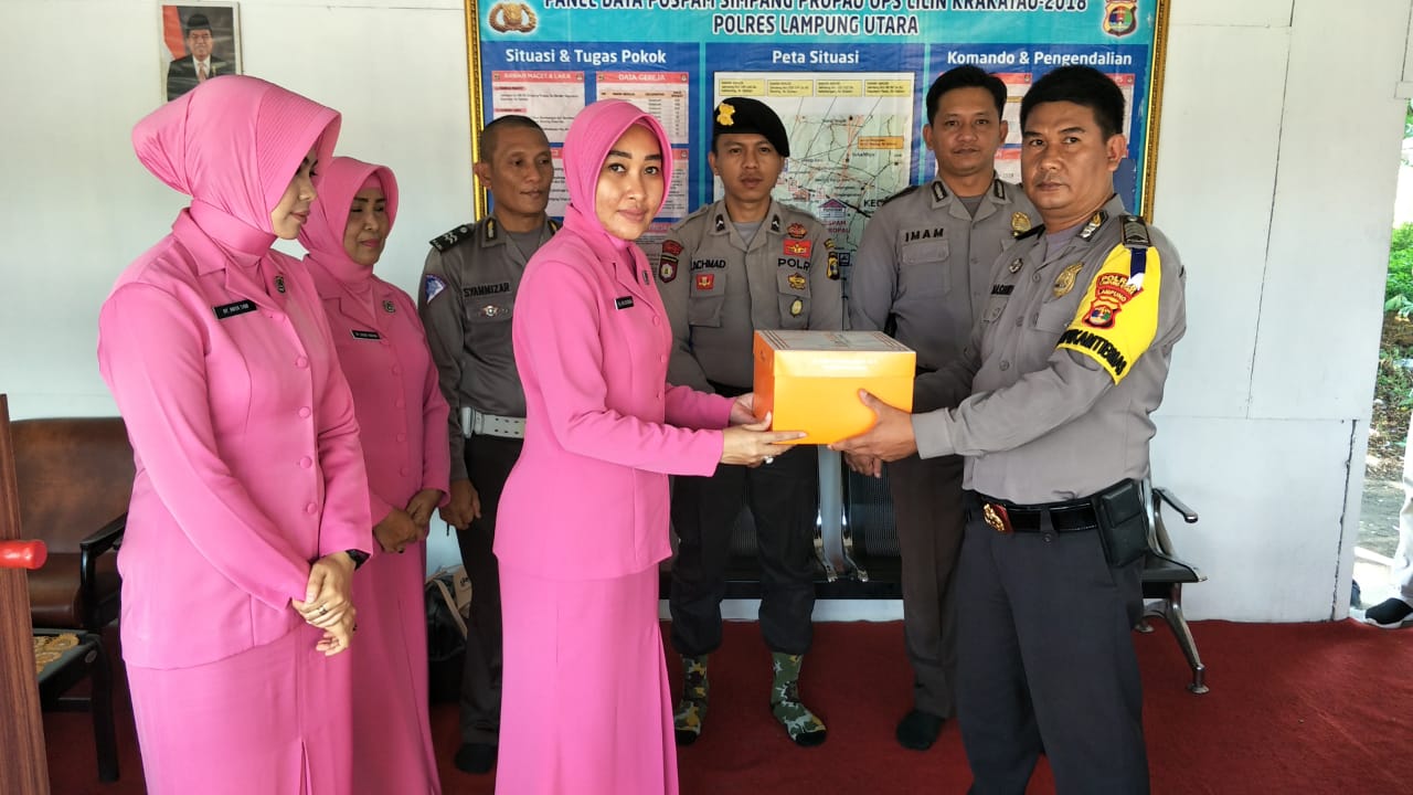Support Personel, Ketua Bhayangkari Bersama Kapolres Lampura Bagikan Bingkisan