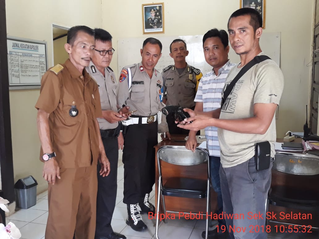 Kades Labuhan Ratu Kampung Serahkan Senpi Rakitan pada Polisi