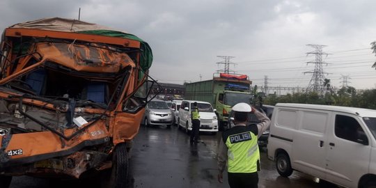 Hilang Kendali, Bus Asli Prima Hantam Tronton di Jalan Tol Kedaton Cikupa