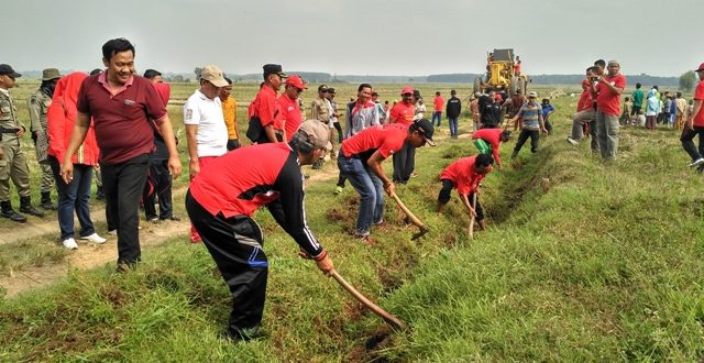 Kunker di Kecamatan Kota Gajah, Bupati Lamteng Lakukan Kegiatan Gotong Royong