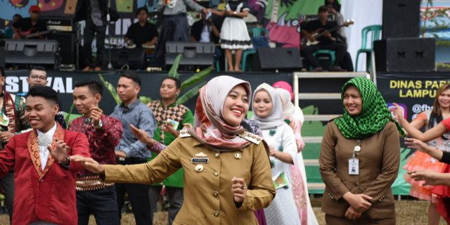 Bupati Chusnunia Buka Festival Dangdut Lampung Timur