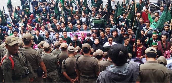 Kepung Gedung DPRD HMI Lampung Sebut Jokowi-JK Gagal?