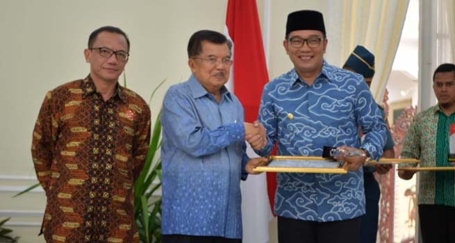 Pemprov Jawa Barat Menerima Penghargaan dari KIP Sebagai Provinsi Informatif