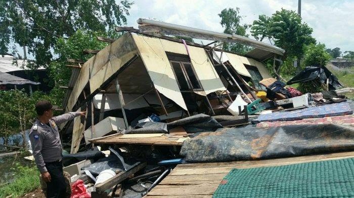 Polsek Rawa Jitu Selatan Evakuasi Korban Bencana Puting Beliung