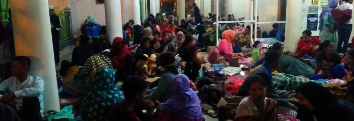 Jelang Malam Ribuan Pengungsi Kembali Memadati Masjid Al-Furqon