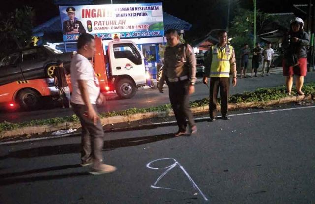 Mengemudi dalam Keadaaan Mabuk, Mobil Tabrak Motor dan Trotoar di Banyuwangi