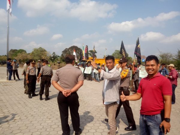 Marak KKN di Tulang Bawang Barat Aliansi Keramat Lampung Demo Bupati Umar Ahmad