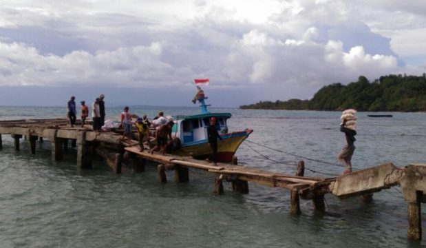 Jembatan Penyeberangan Dermaga Canti Ambruk